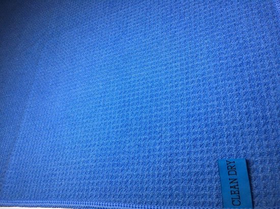 Blauwe microvezeldoek met wafelstructuur en een label met "CLEAN DRY".