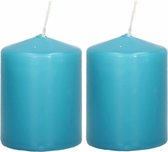 2x Turquoise blauwe cilinderkaarsen/stompkaarsen 6 x 8 cm 29 branduren - Geurloze kaarsen turkoois blauw - Woondecoraties
