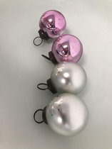 roze en zilveren kerstballen in een doos van 68 stuks