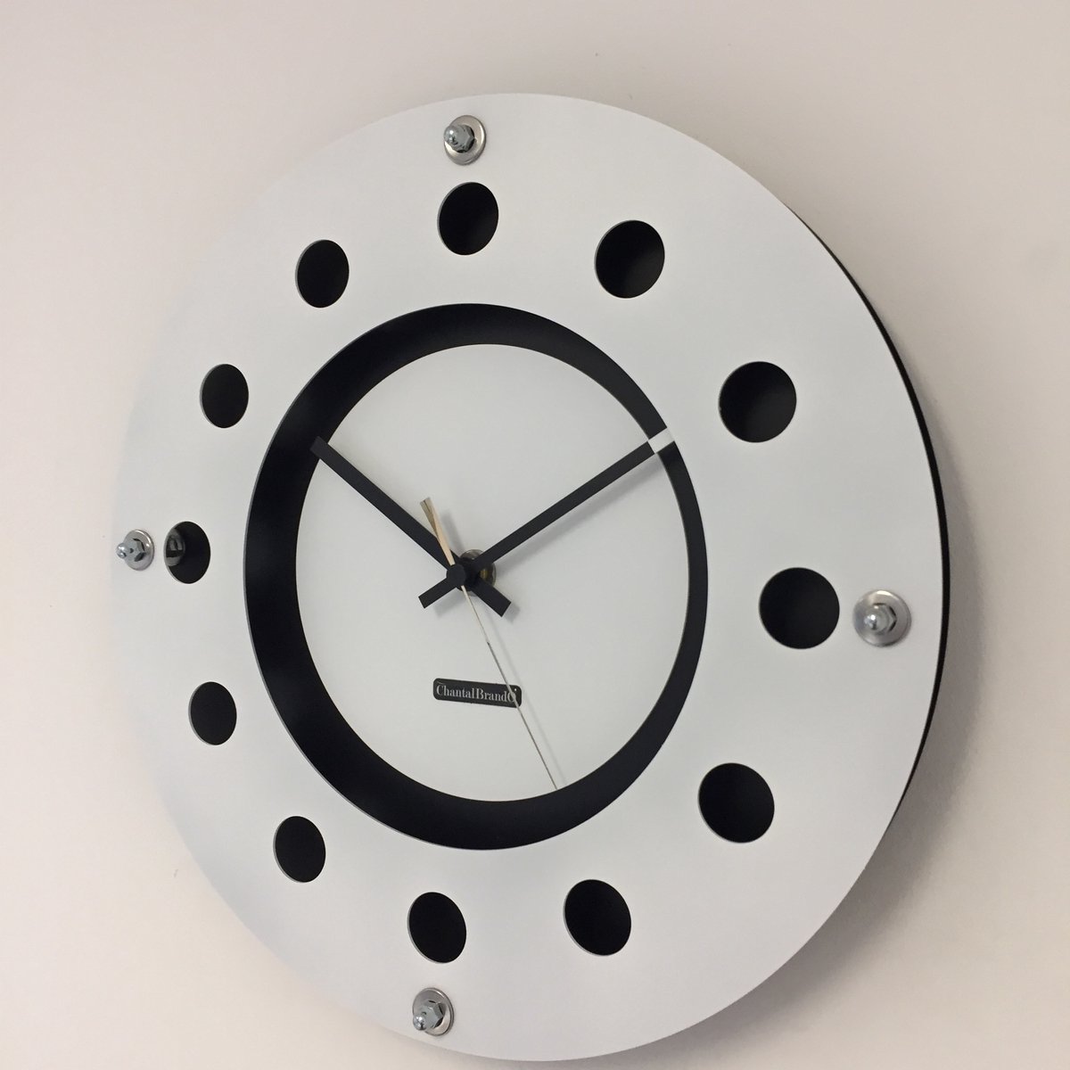 WANDKLOK WHITE FLANGE MECANICA FULL BLACK WITH WHITE  SMALL INNER CIRCLE BLACK GOLD POINTER MODERN DUTCH DESIGN HANDGEMAAKT 40 cm