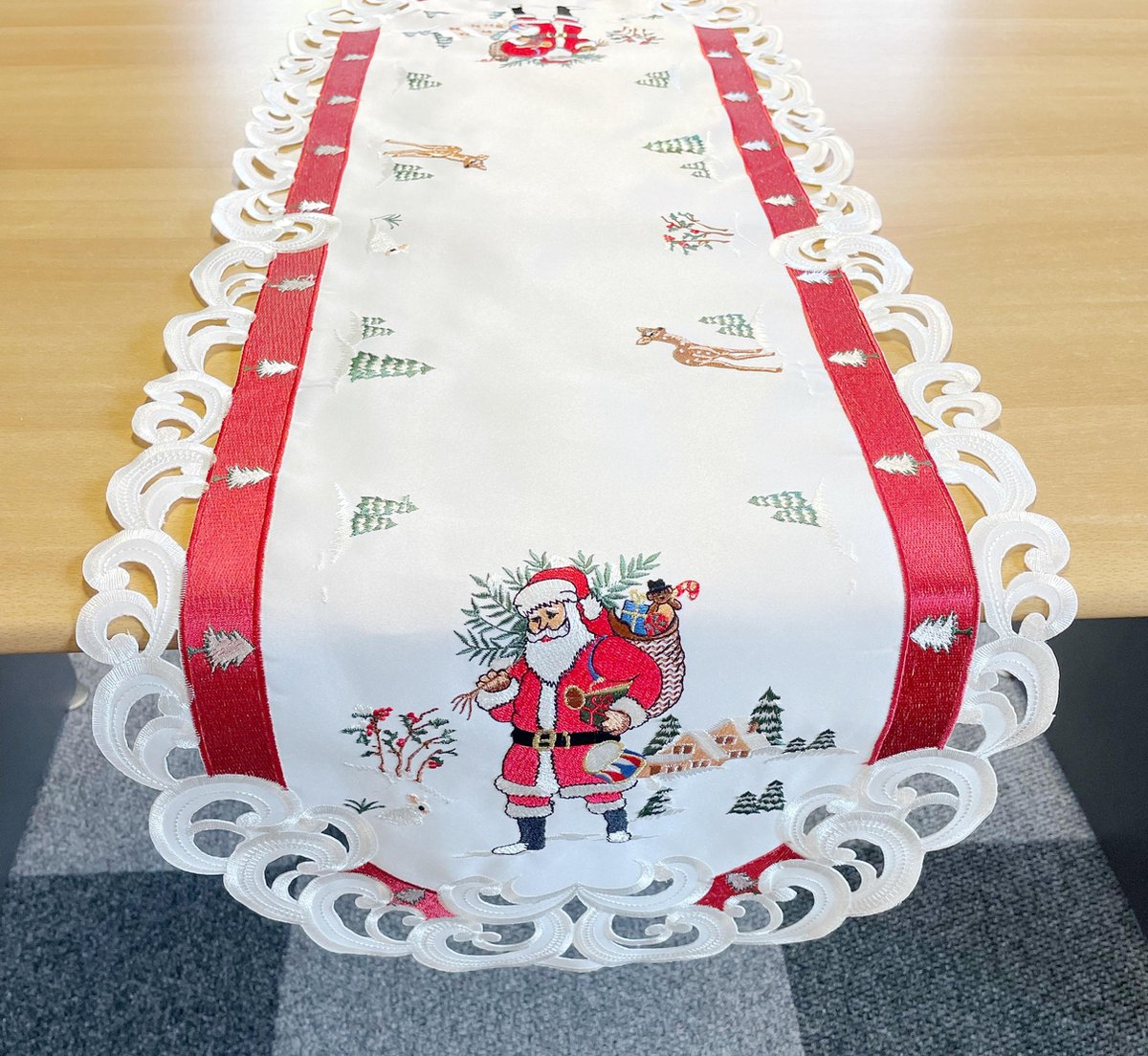 Tafelkleed - Kerst - Offwhite met rode rand en kerstman - Loper 110 cm