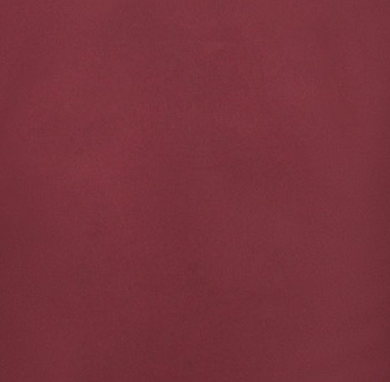 Tissu satiné rouge foncé.