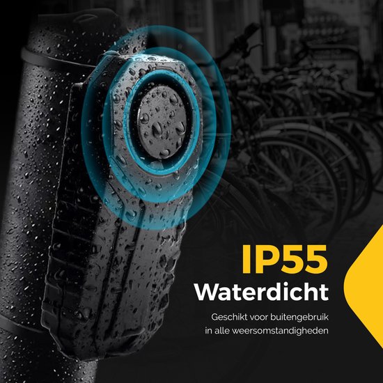 Zwart Sodex fietsalarm met IP55 waterdichtheid, bevestigd aan een natte fiets.