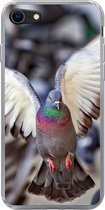 Geschikt voor iPhone 7 hoesje - Close-up van een opvliegende duif - Siliconen Telefoonhoesje