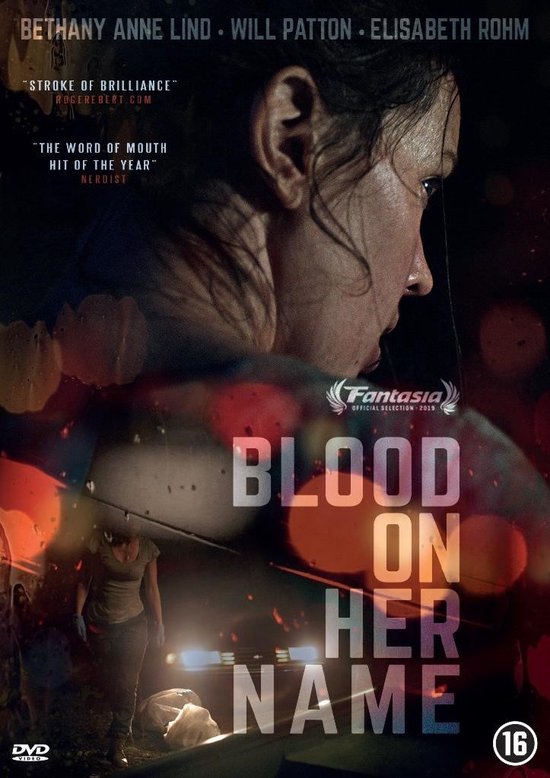 DVD-hoes met de titel "BLOOD ON HER NAME". Op de voorgrond een close-up van een vrouw en op de achtergrond een vrouw bij een auto met zwaailichten.