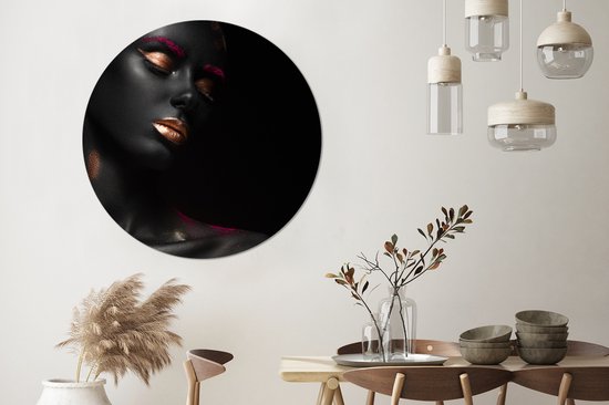 Femme noire avec détails Assiette en plastique cercle mural ⌀ 150 cm - impression photo sur cercle mural / cercle vivant (décoration murale)