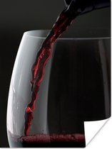 Poster Prachtige close up van een glas rode wijn dat wordt ingeschonken - 30x40 cm