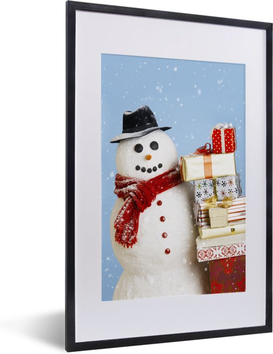 Photo encadrée - Un bonhomme de neige avec des cadeaux de Noël Cadre photo noir avec passe-partout blanc, moyen 40x60 cm - Affiche encadrée (Décoration murale salon / chambre)