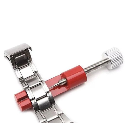 Zilverkleurige metalen horlogeband met een rode bandenversteller.