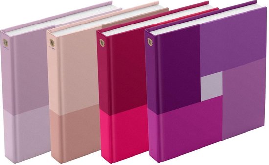 Vier fotoalbums in pastelkleuren, van lichtpaars tot roze, rood en paars, met tweekleurige ontwerpen.