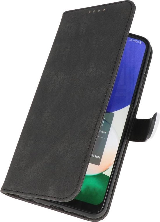 Zwart kunstleren portemonnee hoesje, deels geopend om de smartphone te tonen.