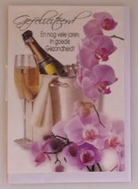 Gefeliciteerd en nog vele jaren in goede gezondheid! Een bijzondere wenskaart champagne en een orchidee. Een dubbele wenskaart inclusief envelop en in folie verpakt.