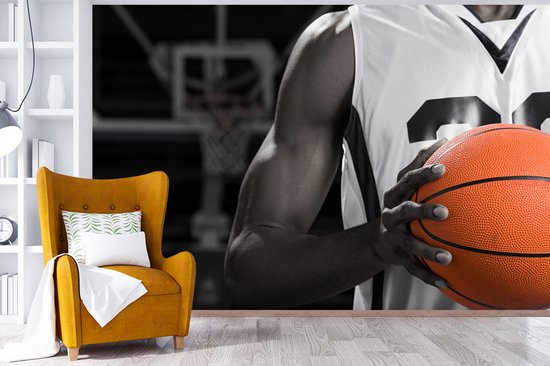 Fond d' écran - Papier peint photo - Zwart et blanc joueur de basket avec un basket - ball orange - Largeur 360 cm x hauteur 240 cm