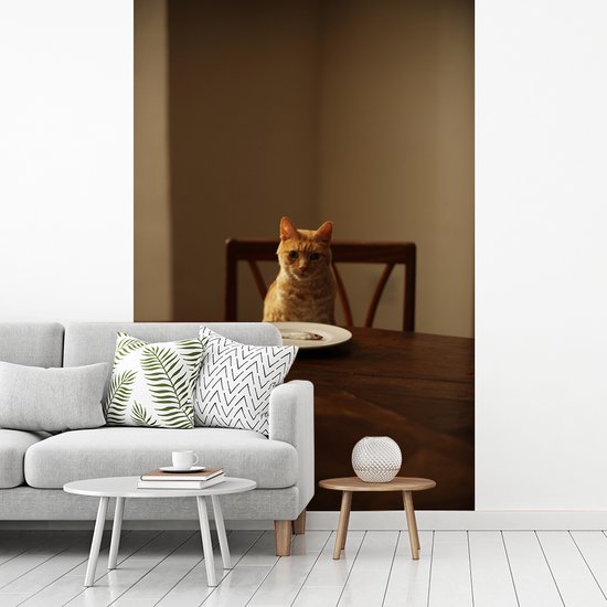 Behang - Fotobehang Kat - Eettafel - Bord - Breedte 200 cm x hoogte 300 cm
