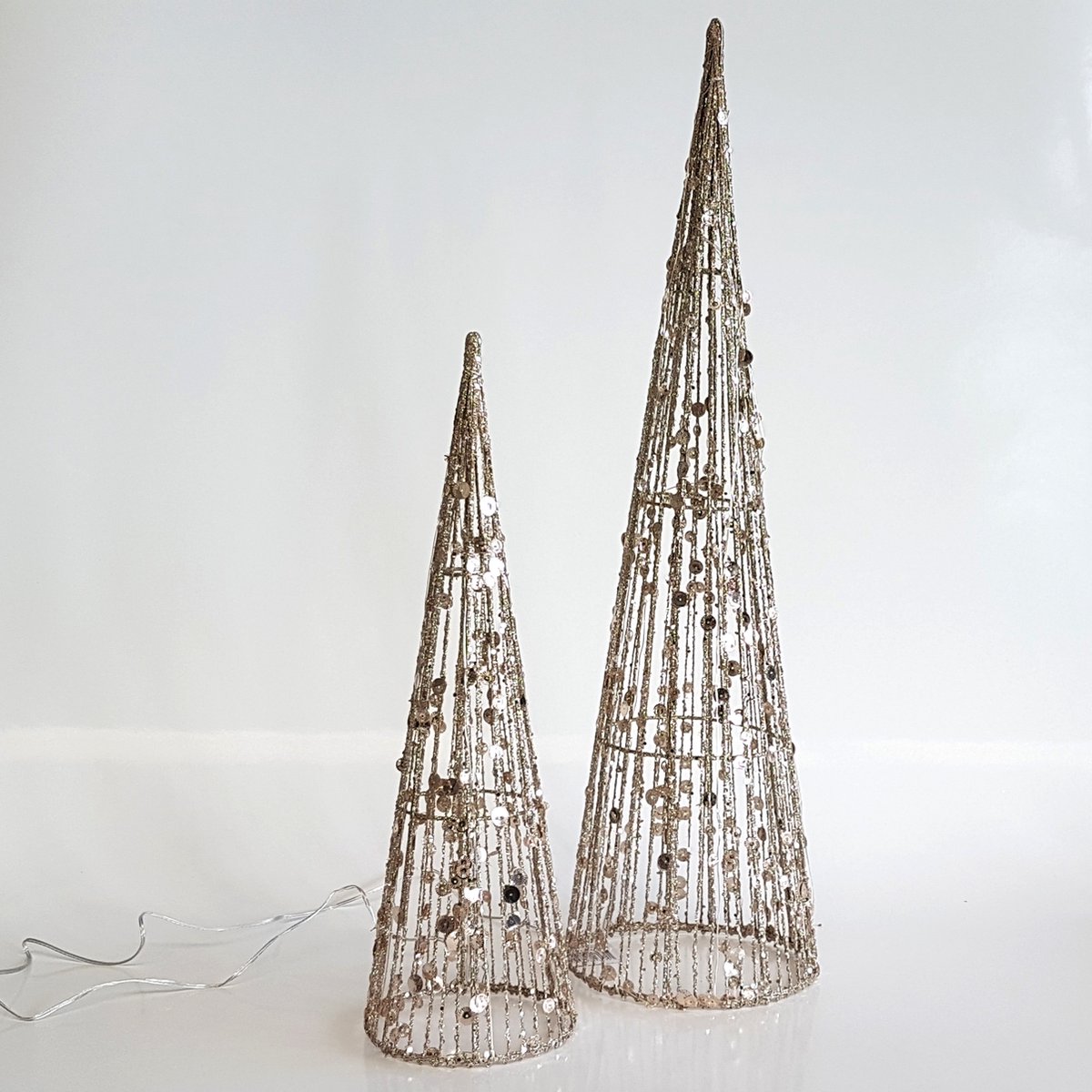 Set van 2 conen / kerstbomen met LED verlichting - Champagne / Zilver - ø 16 x 60 cm (Grootste coon)
