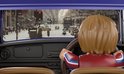 Gezichtspunt van binnenuit een blauwe Mini Cooper, kijkend naar een drukke stadstraat.