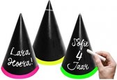 30x stuks neon party feesthoedjes beschrijfbaar met krijtjes - Kartonnen verjaardag feest hoedjes