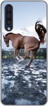 Geschikt voor Samsung Galaxy A50 hoesje - Bokkend paard in de waterplassen - Siliconen Telefoonhoesje