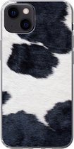Geschikt voor iPhone 13 hoesje - Afbeelding van een zwart-witte koeienhuid - Siliconen Telefoonhoesje