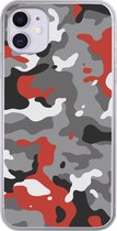 Geschikt voor iPhone 11 hoesje - Camouflage patroon met rode accenten - Siliconen Telefoonhoesje - Verjaardag cadeau tiener