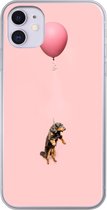 Geschikt voor iPhone 11 hoesje - Teckel zweeft omhoog door een ballon - Siliconen Telefoonhoesje