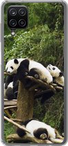 Geschikt voor Samsung Galaxy A12 hoesje - Panda's - Hout - Trap - Siliconen Telefoonhoesje