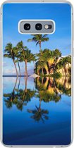 Geschikt voor Samsung Galaxy S10e hoesje - Bij Wailea Beach op Hawaii worden palmbomen gereflecteerd op het water - Siliconen Telefoonhoesje