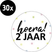 30x Sluitsticker Hoera 2 jaar! | 40 mm | Traktatiesticker Hoera | Cadeausticker | Sluitzegel | Sluitsticker | Traktatie - Verjaardag - Feest | Sticker 2e verjaardag | Kinder trakta