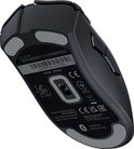 Onderkant van de zwarte Razer Deathadder V2 X HyperSpeed gamingmuis, met specificaties en het Razer-logo.