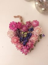 Houten hart met droogbloemen oa. Delphinium en helichrysum Babyboom