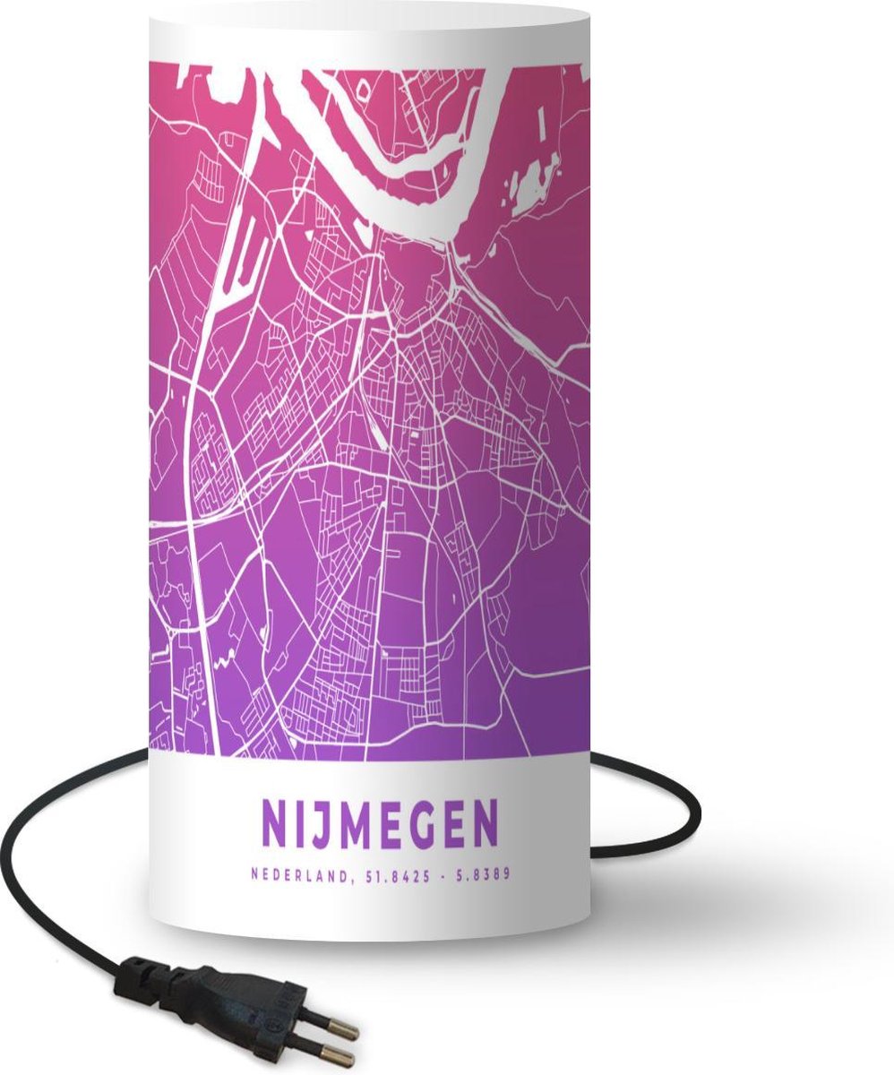 Lamp - Nachtlampje - Tafellamp slaapkamer - Stadskaart - Nijmegen - Paars - Roze - 33 cm hoog - Ø15.9 cm - Inclusief LED lamp - Plattegrond