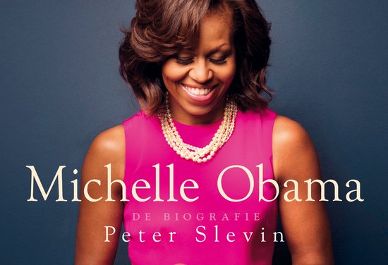 Michelle Obama lacht in een roze jurk en parelketting.