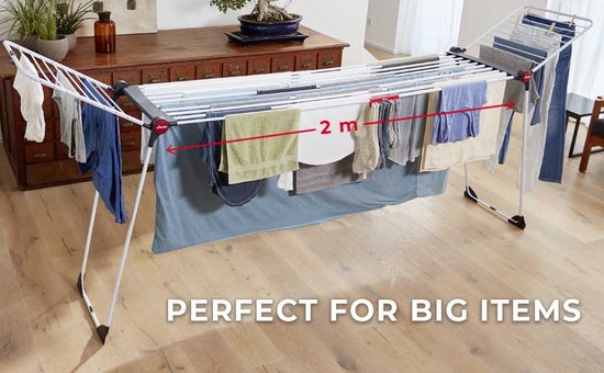 Étendage avec lignes de séchage de 2m de large, recouvert d'un drap bleu.