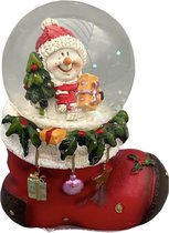Sneeuwbol kerstlaars met sneeuwpop, kerstboom en geel cadeau