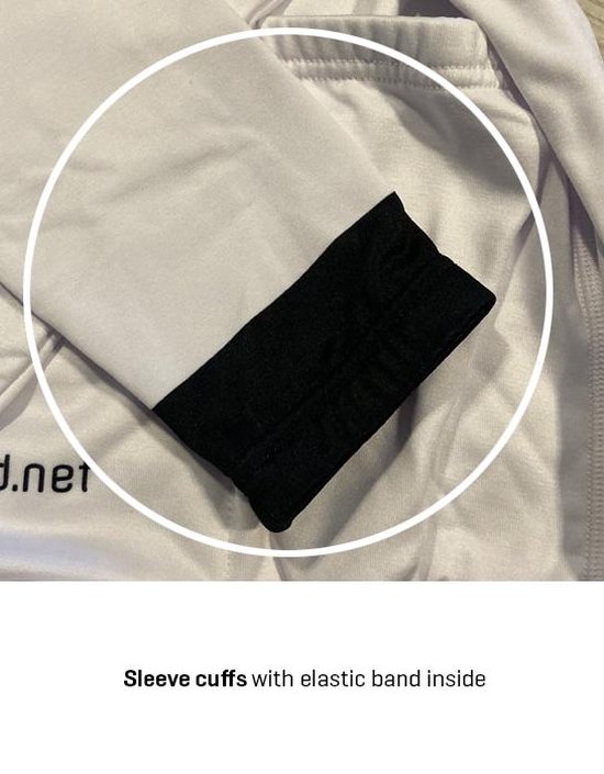 Witte mouwboorden met een zwart elastisch bandje aan de binnenkant.