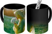Magische Mok - Foto op Warmte Mok - Vrouw met regenjas in veld - 350 ML