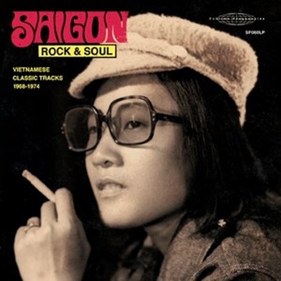 Vrouw met grote bril en pet rookt sigaret, met 'SAIGON ROCK & SOUL' tekst.
