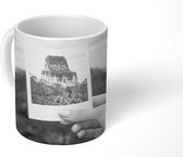 Mok - Polaroid van een tempel in de Mayastad Tikal - zwart wit - 350 ML - Beker