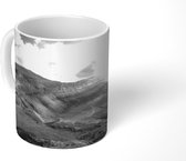Mok - Een wolkenformatie boven het Nationaal Park Pyreneeën in Frankrijk - zwart wit - 350 ML - Beker