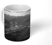 Mok - Uitzicht op de Athabasca rivier en de Whistlers Mountain in Canada - zwart wit - 350 ML - Beker