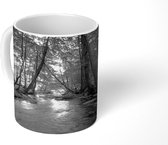 Mok - Een donkere rivier midden in een Deens bos - zwart wit - 350 ML - Beker