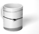 Mok - Een bonte stern vliegt laag over de zee - zwart wit - 350 ML - Beker