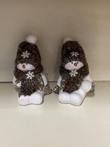 Kerstbeeldjes van keramiek - Set van 2 sneeuwpopjes - 7.5x7.8x8 cm - Taupe + Bruin - Zittend - Kerstdecoratie