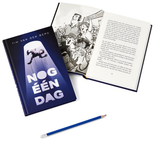 Boek met blauwe kaft, openliggend. De kaft toont een jongen in een voetbaltenue in een lichtstraal. De binnenpagina's bevatten illustraties en tekst.