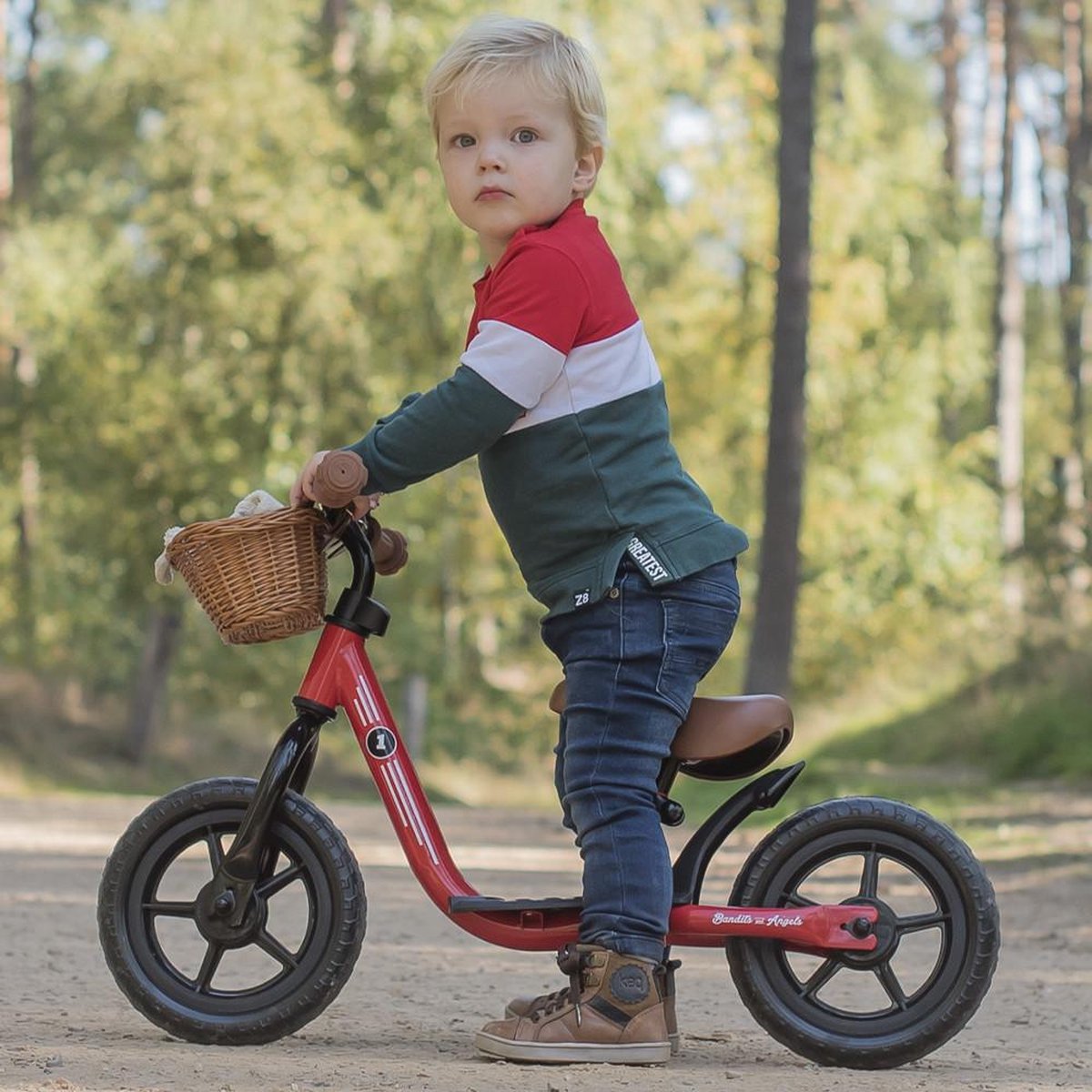 Bandits & Angels Metalen Loopfiets Met Mandje Starter Rood met Voetenplank vanaf 2 Jaar - Limited Edition - Rode Loop Fiets - Verstelbaar Zadel 29 tot 39 cm - Voor Jongens en Meisjes - Compact en Veilig - Lage Instap met Voetenplank — afbeelding 3