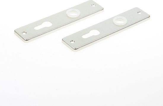 Twee zilverkleurige sleutelplaattjes met witte ringen en sleutelgaten.