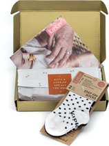 KipKep - Blijf-sokjes - 6-12 maanden - Stippen zwart wit - cadeau verpakking - gestipte zwart-witte baby sokjes - zakken niet af