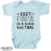 Baby Romper Met Tekst Baby Blauw Maat 56 * Snoes * Ssst Papa en ik kijken voetbal * Lief kraam cadeau voor baby's *  Babyshower cadeau * Kraamcadeau * Papa Cadeau * Cadeau voor voetbal vaders