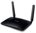 Zwarte TP-Link 4G router met twee antennes, viewed from an angle.