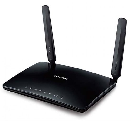 Zwarte TP-Link 4G router met twee antennes, viewed from an angle.